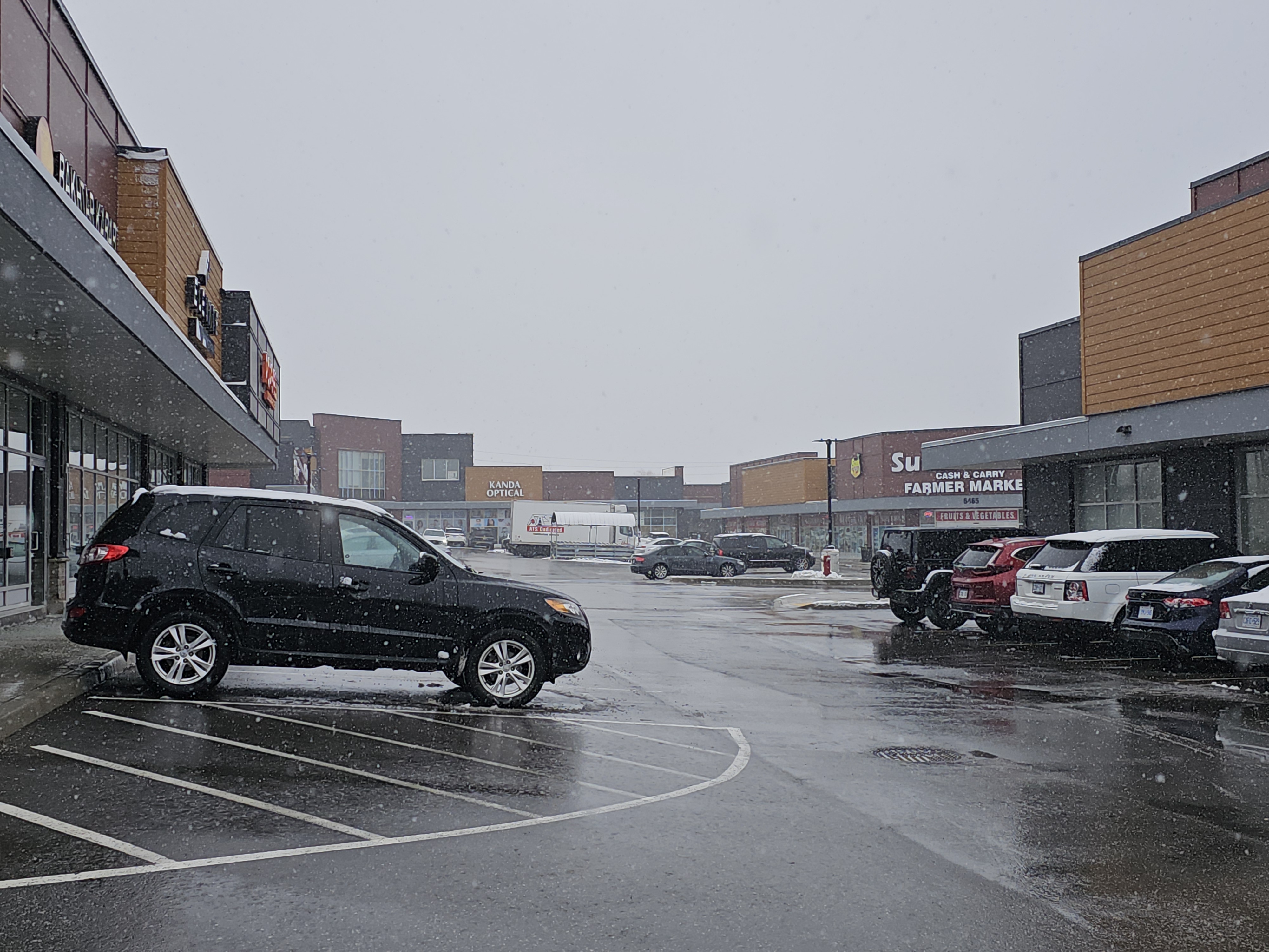 Retail plaza exterior view